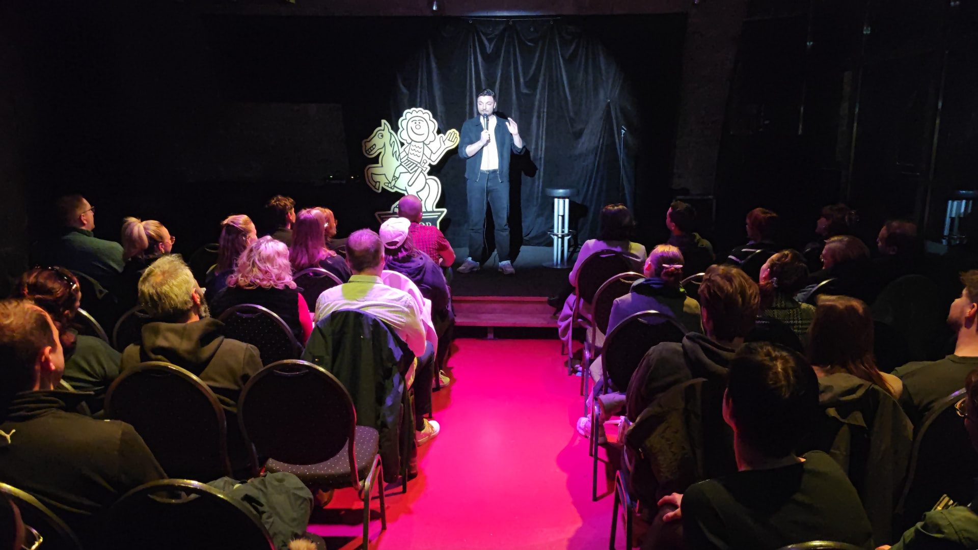 Bühne mit Publikum bei einer Mixed Show von 3ECKS COMEDY