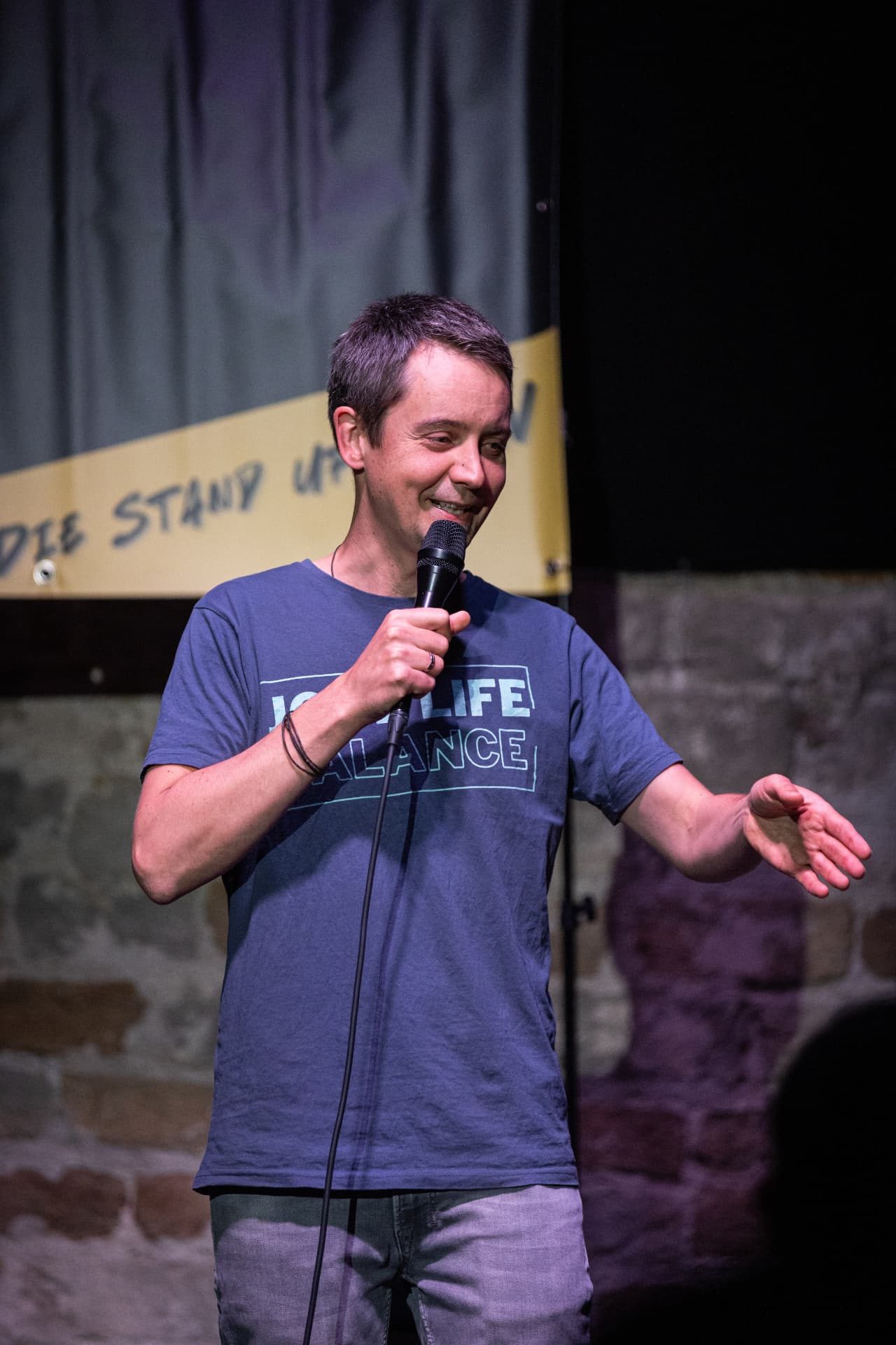 Comedian am Mikrofon bei einem Open Mic von 3ECKS COMEDY